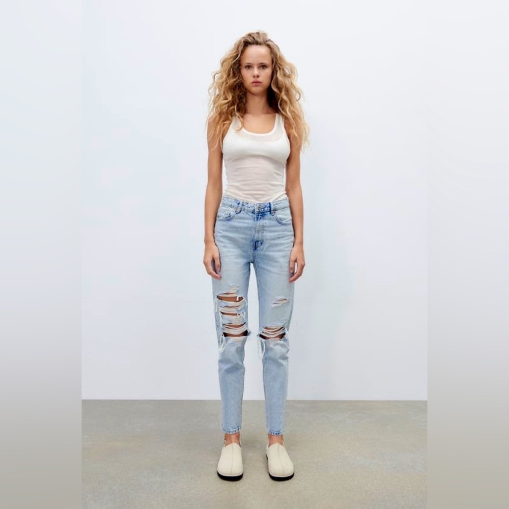 Zara Ripped Fit Mom Jeans in Light Blue Wash. Size 10